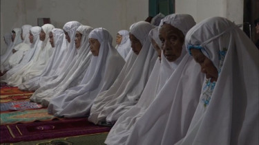 Jamaah Tarekat Naqsabandiyah menggelar Salat Idul Adha 