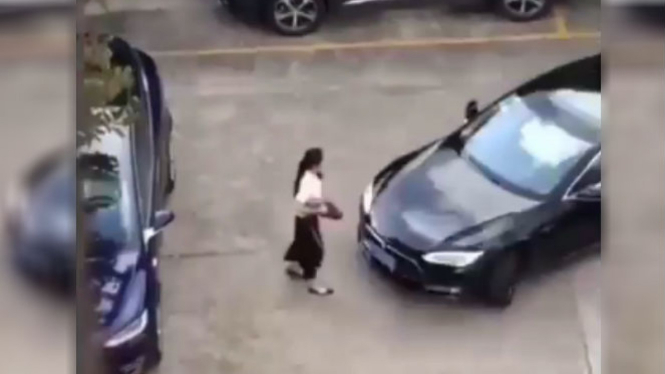 Wanita hampir tertabrak.