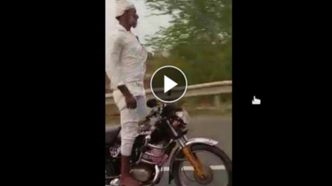 Aksi freestyle di atas sepeda motor.