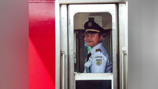 Bikin Hati Adem, Masinis Ganteng Ini Terekam Lagi Salat di Kereta