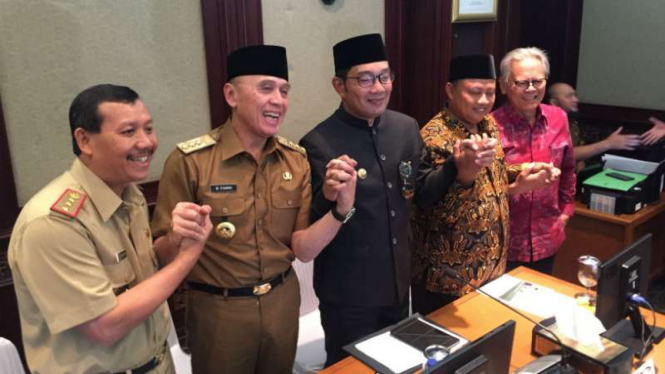 Gubernur terpilih Jawa Barat, Ridwan Kamil (ketiga dari kiri).