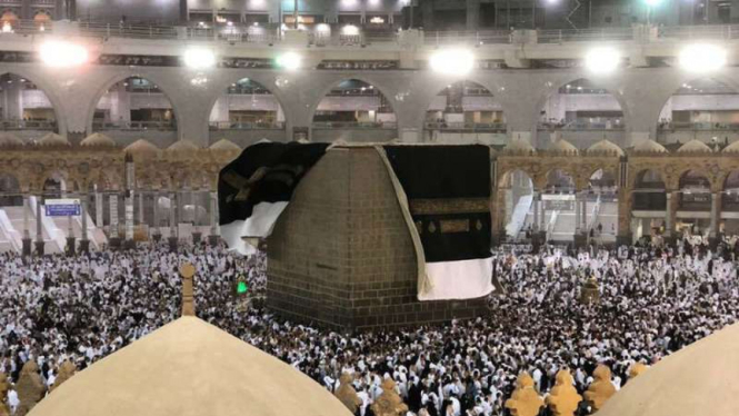 Kondisi Kiswa Kabah saat diterjang badai.
