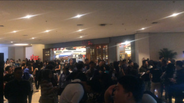Penggemar Clean Bandit padati lokasi konser di Kota Kasablanka, Jakarta.