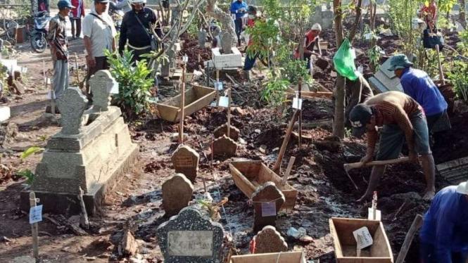 Makam Klampisan yang terdampak tol Semarang-Batang.