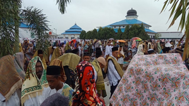  Pengikut Thariqat Syattariyah melaksanakan Salat Adha di tengah guyuran hujan