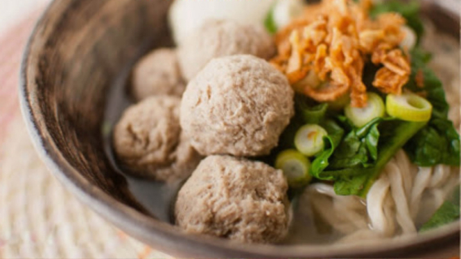 Semangkuk bakso hangat.