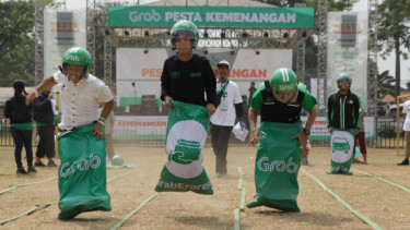 Driver Grab lomba balap karung di acara Grab Pesta Kemenangan