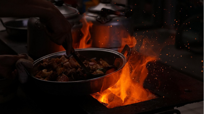 Ilustrasi memasak daging.
