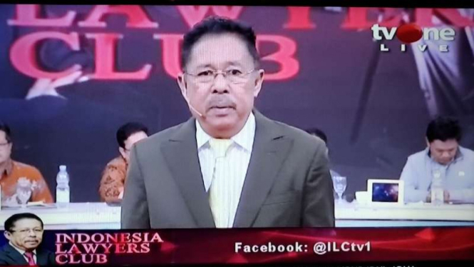 Pemimpin Redaksi tvOne Karni Ilyas sedang memandu acara ILC.