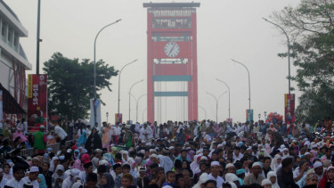  Salat Idul Adha di Jembatan Ampera Palembang