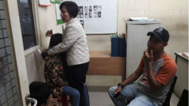 Kapolsek Beji Komisaris Yenni Sihombing bersama anggota Buser mengamankan NZ