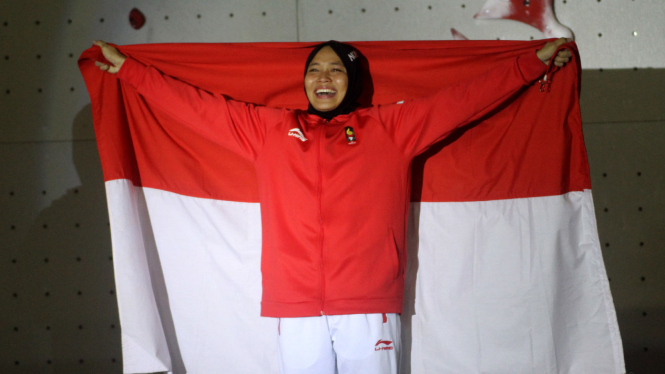 Aries Susanti saat merebut Emas Panjat Tebing Asian Games 2018.