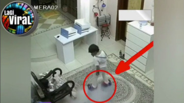 Hoverboard meledak dan terbakar saat dimainkan anak kecil.