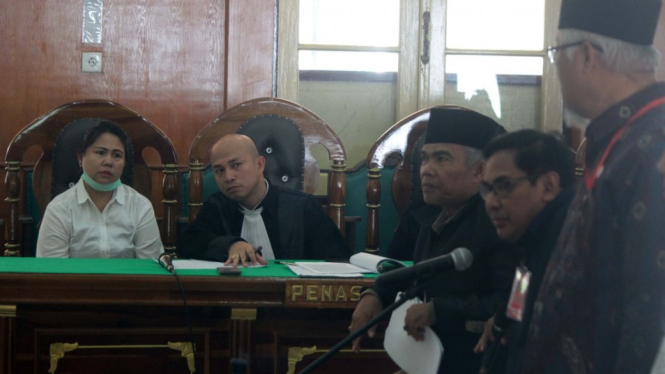 Terdakwa kasus dugaan penistaan agama Meliana (kiri) mengikuti persidangan dengan agenda mendengarkan keterangan saksi di Pengadilan Negeri Medan, Sumatera Utara, Selasa (24/7). - ANTARA/SEPTIANDA PERDANA