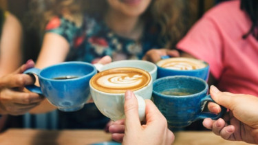 Ilustrasi minum kopi.