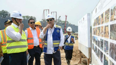 Menhub Budi Karya Sumadi meninjau double track kereta Sukabumi-Bogor