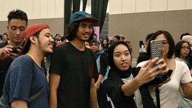Duta Sheila On 7 bersama penggemar usai nonton konser Paramore