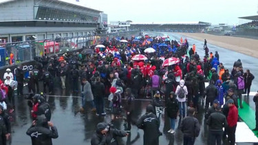 Suasana MotoGP Inggris yang ditunda karena hujan deras