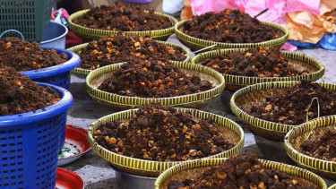 Satu ton rendang dari warga Bukittinggi dan PMI setempat siap dikirim untuk para korban gempabumi di Lombok, Nusa Tenggara Barat, pada Senin, 27 Agustus 2018.