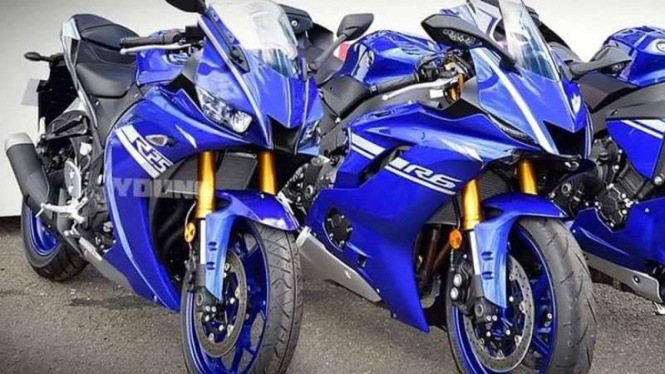 Yamaha R25 baru (kiri)