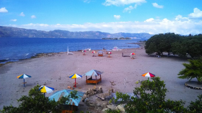 Pantai Batu Hoda di Danau Toba