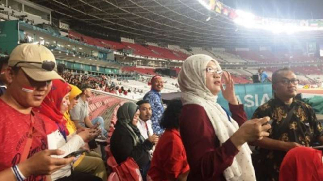 VIVALOVA berburu foto di arena Asian Games 2018.