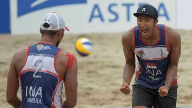 Pasangan voli pantai Indonesia Mohammad Ashfiya (kanan) dan Ade Candra Darmawan 