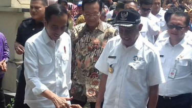 Presiden Joko Widodo memantau pembangunan saluran irigasi di Dusun? Tampungan, Desa Sendangtirto, Kecamatan Berbah, Kabupaten Sleman, Yogyakarta, pada Rabu, 29 Agustus 2018.