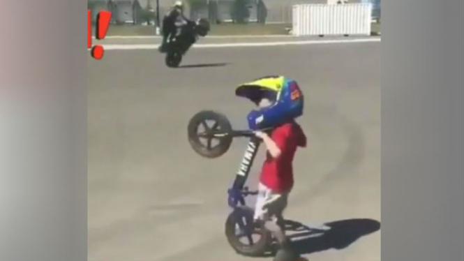 Bocah tirukan aksi freestyle.