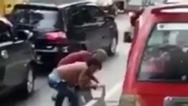 Sopir angkot membongkar separator busway