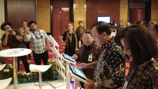 Dirjen Pajak Robert Pakpahan dan Wakil Direktur Utama Bank Mandiri 