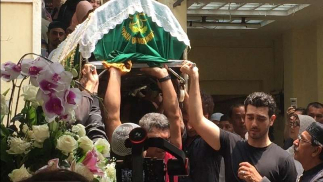 Fachri Albar angkat keranda Faldy Albar
