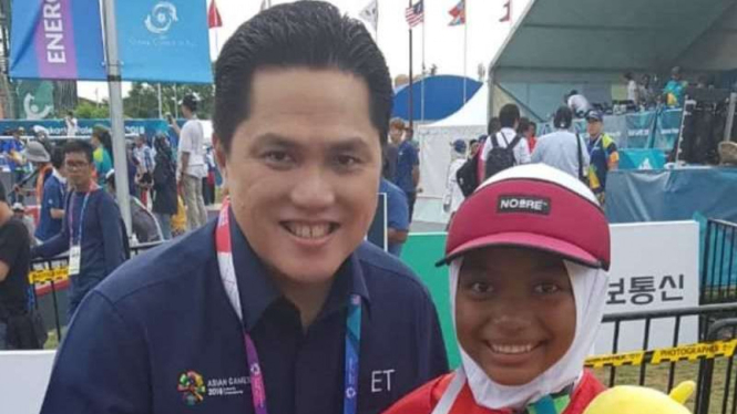 Ketua INASGOC, Erick Thohir dan Skater Cilik Indonesia, Nyimas Bunga Cinta.