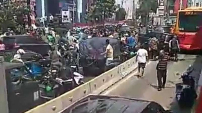 Massa rusak mobil pengemudi yang tabrak lari di Jalan Hayam Wuruk, Jakarta.