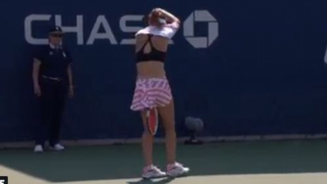 Wasit memberi peringatan kepada petenis putri Prancis Alize Cornet.