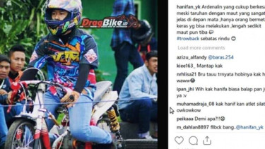 Hanifa bersama motor balapnya.