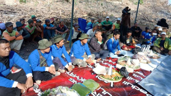 Para penggali kubur saat mengadakan slametan di sela relokasi makam Klampisan
