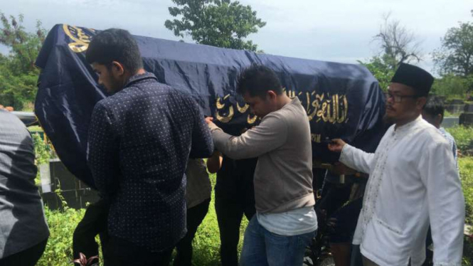 Ribuan orang anggota civitas academica UIN Padang mengantar jasad sang guru besar Sirajuddin Zar ke Permakaman Umum Tunggul Hitam kota setempat pada Jumat, 31 Agustus 2018.