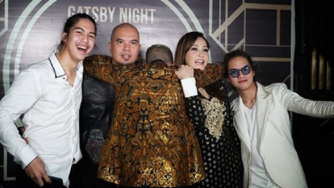 Momen Al peluk Ahmad Dhani dan Maia Estianty