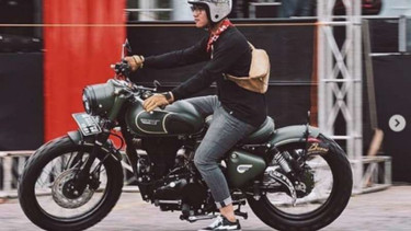 Gibran Rakabuming beraksi dengan motornya.