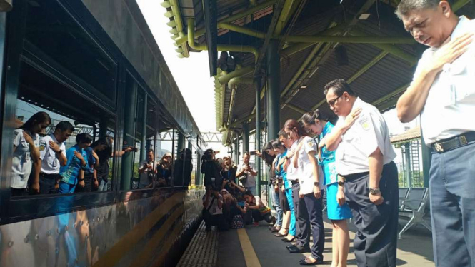 PT KAI menyambut hari pelanggan nasional di Stasiun Gambir.