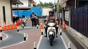 Petugas polisi ikut uji praktik SIM