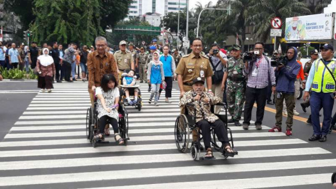 Gubernur DKI Anies Baswedan resmikan pelican crossing di Halte Transjakarta