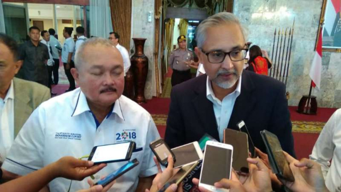 Duta Besar Inggris untuk Indonesia Moazzam Malik (kanan) bersama Gubernur Sumatera Selatan Alex Noerdin di Palembang pada Selasa, 4 September 2018.