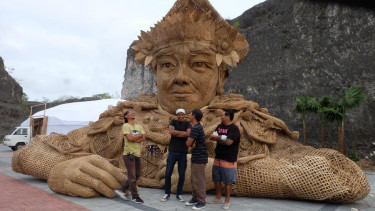 Instalasi seni patung bambu penari baris raksasa di Soundrenaline 2018