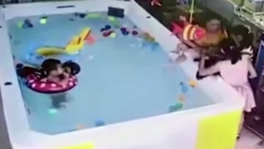 Anak tenggelam di kolam renang saat ibu main HP