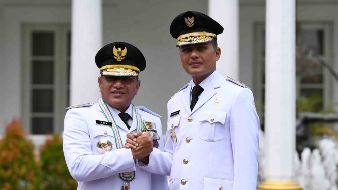 Gubernur Sumatera Barat Edy Rahmayadi (kiri) bersama Wakil Gubernur Musa Rajekshah (kanan) melakukan salam komando usai pelantikan di Istana Negara, Jakarta
