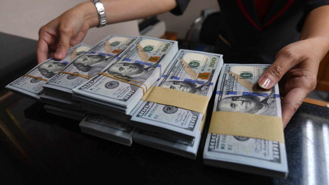 Tumpukan uang dolar AS.
