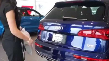 Membuka bagasi mobil dengan kaki.