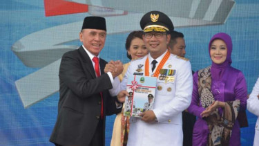 Serah terima jabatan Penjabat Gubernur Jawa Barat M Iriawan kepada Gubernur definitif Ridwan Kamil di Kota Bandung pada Kamis, 6 September 2018.